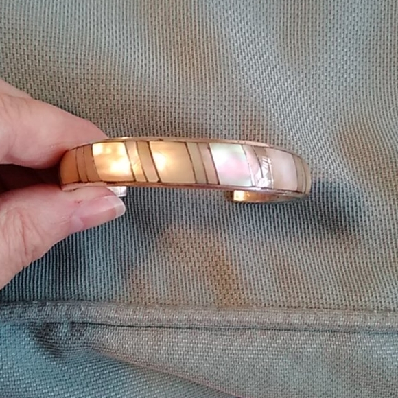NATIVE AMERICAN WHITE MOTHER OF PEARL CUFF BRACELE - Picture 2 of 6